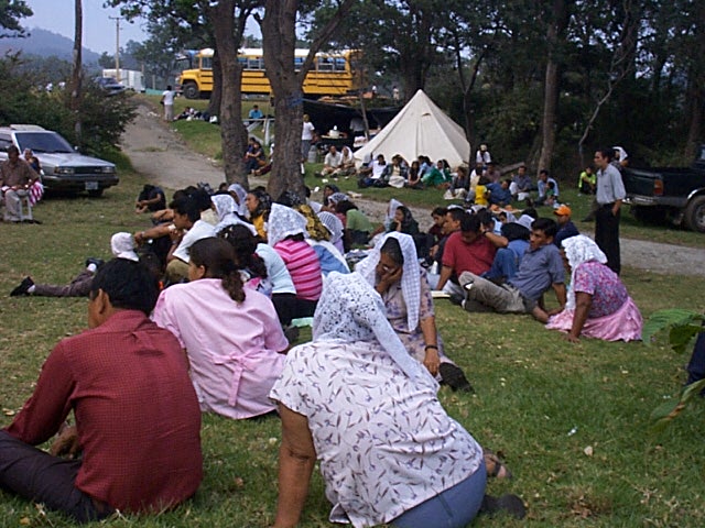 Cerro Verde, Casas de Cristal.jpg - eine religiöse gemeinschaft versammelte sich für das karfreitags-gebet